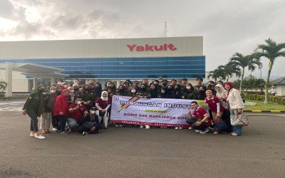 Kunjungan Industri Program Studi Bisnis dan Manajemen Ritel ke PT Yakult Indonesia Persada